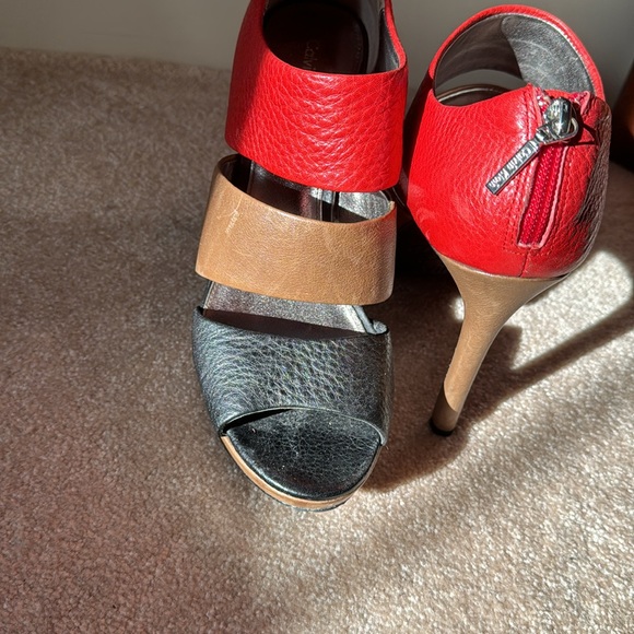 Calvin Klein - Picture 3 of 3